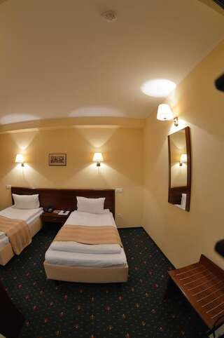 Отель Coroana Brasovului Брашов Двухместный номер с 2 отдельными кроватями-1